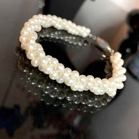Twisted white faux pearls bracelet🤍 - Picture 1 of 8